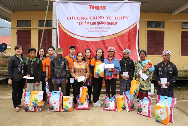 Hàng trăm suất quà ý nghĩa đến với đồng bào dân tộc Arem (Quảng Bình) nhân dịp Tết Nguyên Đán 2019 - Ảnh 2.