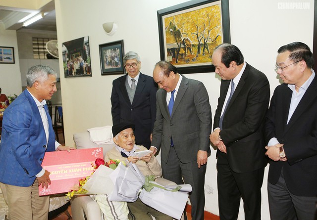 Thủ tướng Nguyễn Xuân Phúc thăm và chúc Tết  các nhà khoa học, nhân sĩ trí thức - Ảnh 1.