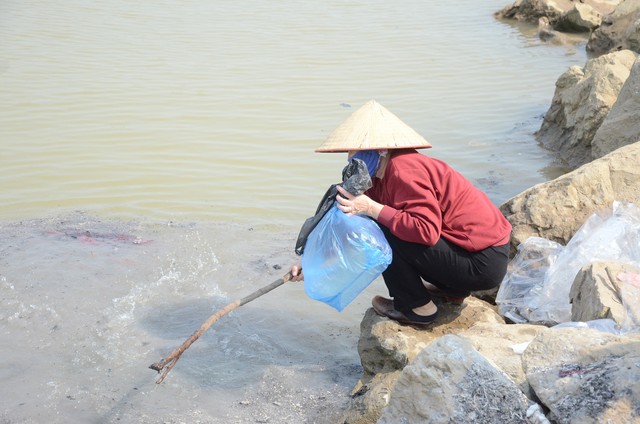 Hà Nội: Người dân đổ xô thả cá chép tiễn ông Táo về trời, rác tràn trên bến sông   - Ảnh 3.