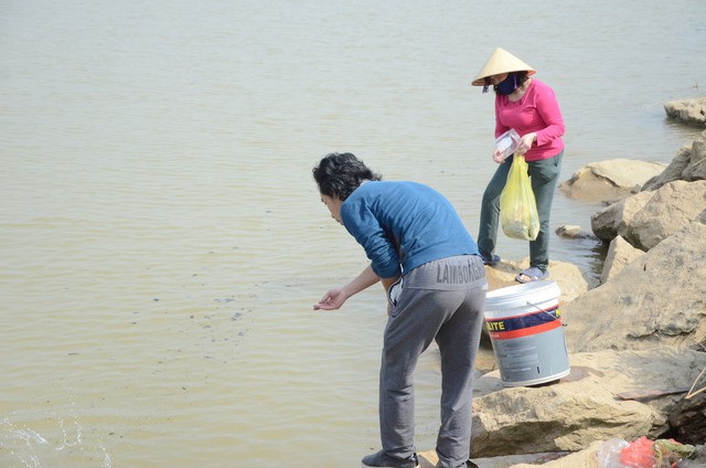 Hà Nội: Người dân đổ xô thả cá chép tiễn ông Táo về trời, rác tràn trên bến sông   - Ảnh 4.