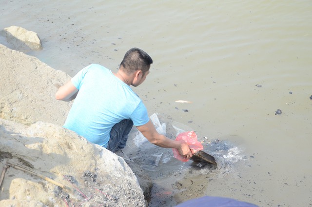 Hà Nội: Người dân đổ xô thả cá chép tiễn ông Táo về trời, rác tràn trên bến sông   - Ảnh 9.
