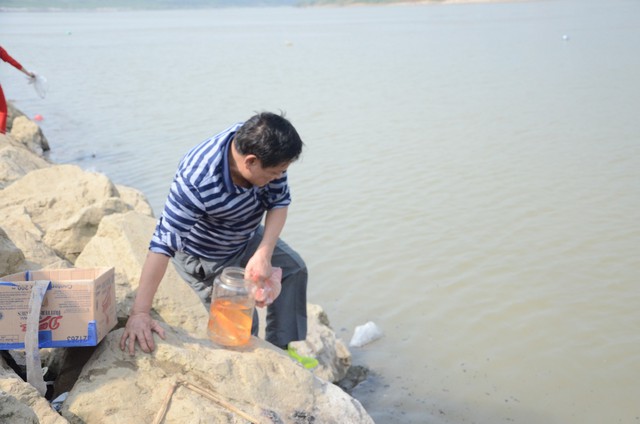 Hà Nội: Người dân đổ xô thả cá chép tiễn ông Táo về trời, rác tràn trên bến sông   - Ảnh 10.