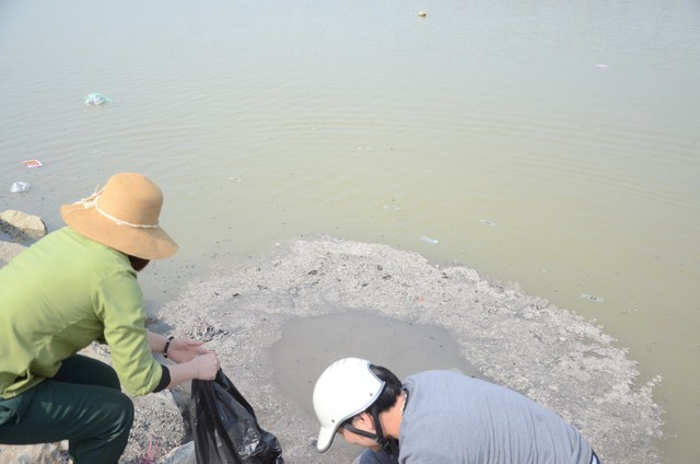 Hà Nội: Người dân đổ xô thả cá chép tiễn ông Táo về trời, rác tràn trên bến sông   - Ảnh 11.