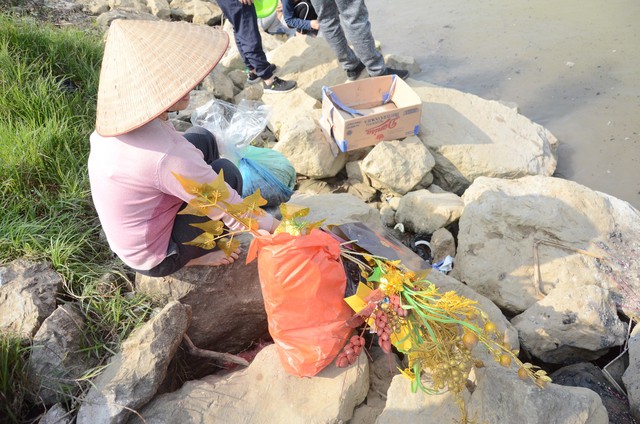 Hà Nội: Người dân đổ xô thả cá chép tiễn ông Táo về trời, rác tràn trên bến sông   - Ảnh 5.