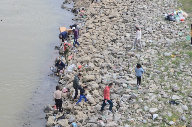 Hà Nội: Người dân đổ xô thả cá chép tiễn ông Táo về trời, rác tràn trên bến sông   - Ảnh 6.