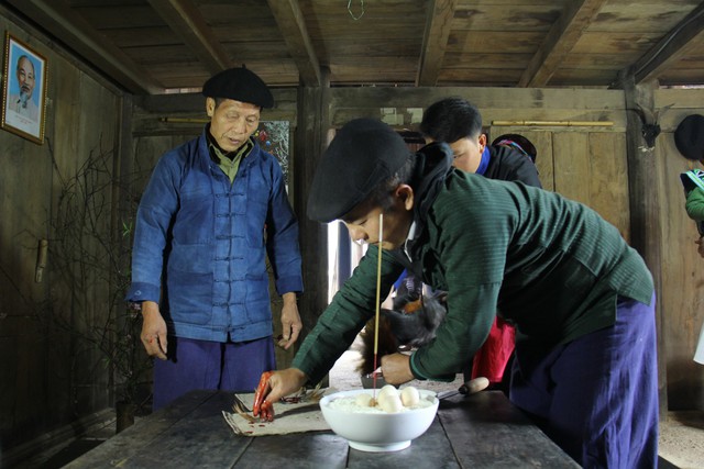 Lễ cúng công cụ sản xuất – Nét văn hóa độc đáo ngày Tết của người Mông ở Hà Giang - Ảnh 3.