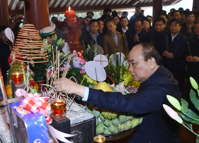 Thủ tướng dâng hương tưởng nhớ Chủ tịch Hồ Chí Minh - Ảnh 2.