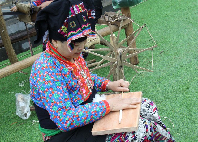 Dệt vải được coi là một trong những phẩm chất đức hạnh của người con gái Lào  - Ảnh 4.
