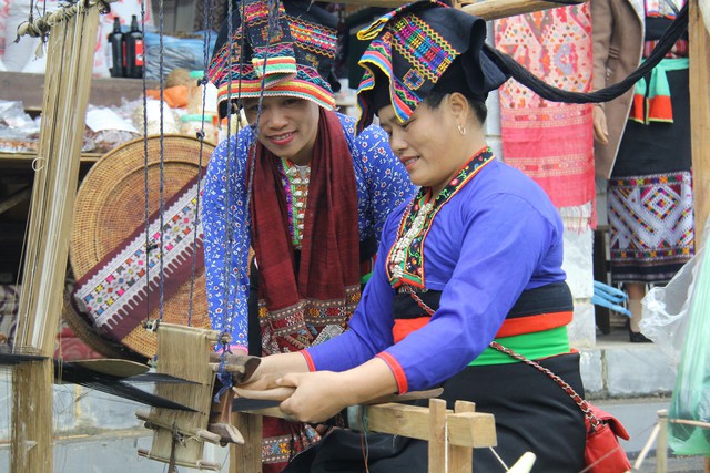 Dệt vải được coi là một trong những phẩm chất đức hạnh của người con gái Lào  - Ảnh 1.