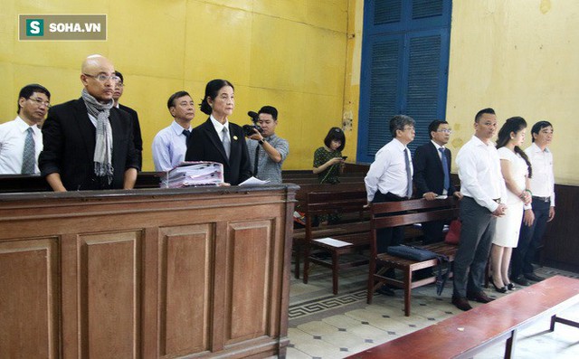 [ẢNH]: Ông Đặng Lê Nguyên Vũ và vợ không một lần ngoảnh mặt nhìn nhau tại phiên tòa xử ly hôn - Ảnh 1.
