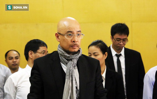 [ẢNH]: Ông Đặng Lê Nguyên Vũ và vợ không một lần ngoảnh mặt nhìn nhau tại phiên tòa xử ly hôn - Ảnh 2.