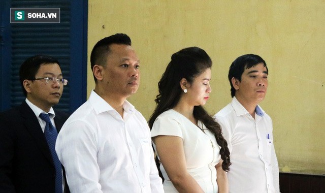 [ẢNH]: Ông Đặng Lê Nguyên Vũ và vợ không một lần ngoảnh mặt nhìn nhau tại phiên tòa xử ly hôn - Ảnh 3.