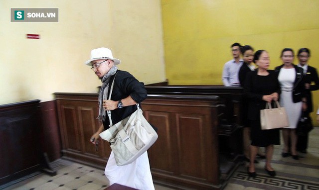 [ẢNH]: Ông Đặng Lê Nguyên Vũ và vợ không một lần ngoảnh mặt nhìn nhau tại phiên tòa xử ly hôn - Ảnh 8.