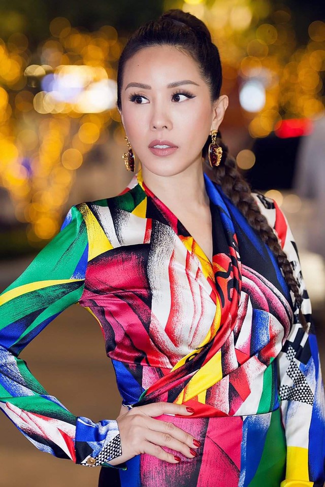 Hoa hậu Thu Hoài diện cây hàng hiệu ấn tượng, tự tin đọ sắc cùng Mỹ Tâm - Ảnh 1.