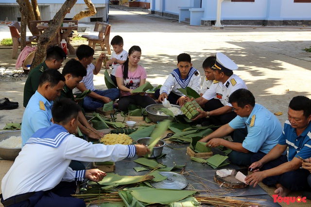 (Bài đăng sáng 29 Tết) Xem chiến sỹ Trường Sa gói bánh chưng bằng lá bàng vuông! - Ảnh 5.