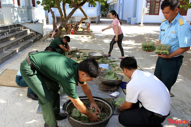 (Bài đăng sáng 29 Tết) Xem chiến sỹ Trường Sa gói bánh chưng bằng lá bàng vuông! - Ảnh 7.