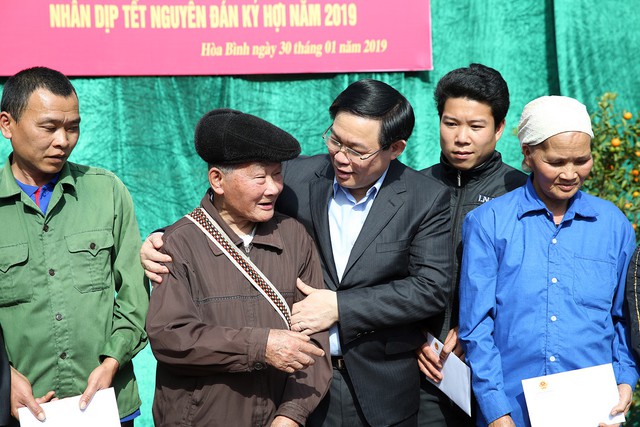 Phó Thủ tướng Vương Đình Huệ tặng quà người nghèo Hoà Bình dịp Tết Kỷ Hợi - Ảnh 1.