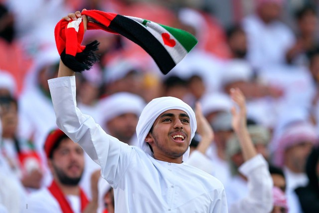 Những hình ảnh xấu xí từ cầu thủ đến fan UAE, vết nhơ khó quên của giải đấu tầm cỡ châu lục - Ảnh 1.