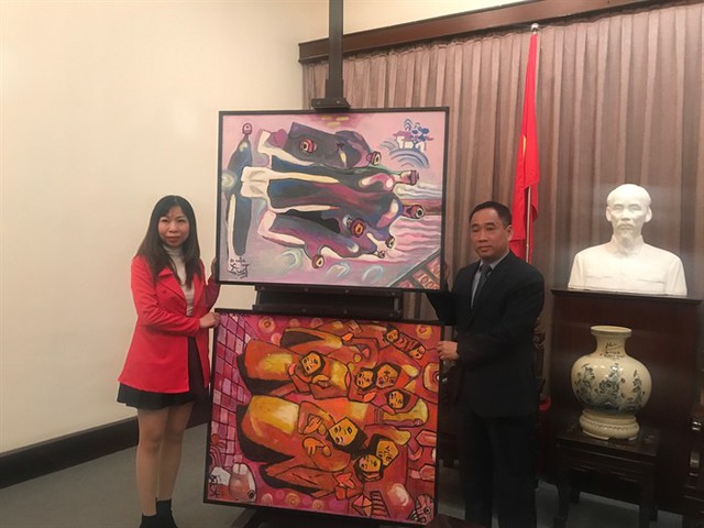 Bảo tàng Mỹ thuật Việt Nam tiếp nhận tranh của họa sĩ Việt kiều Mỹ - Ảnh 1.