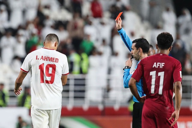 Những hình ảnh xấu xí từ cầu thủ đến fan UAE, vết nhơ khó quên của giải đấu tầm cỡ châu lục - Ảnh 10.