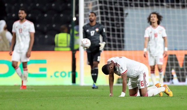 Những hình ảnh xấu xí từ cầu thủ đến fan UAE, vết nhơ khó quên của giải đấu tầm cỡ châu lục - Ảnh 11.