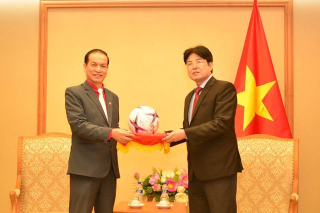 Món quá HLV Park Hang-seo tặng Thủ tướng đã được chuyển đến Hội Chữ thập đỏ Việt Nam - Ảnh 1.