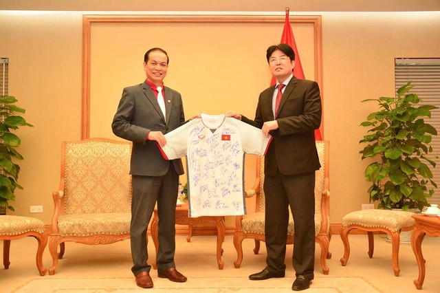 Món quá HLV Park Hang-seo tặng Thủ tướng đã được chuyển đến Hội Chữ thập đỏ Việt Nam - Ảnh 2.