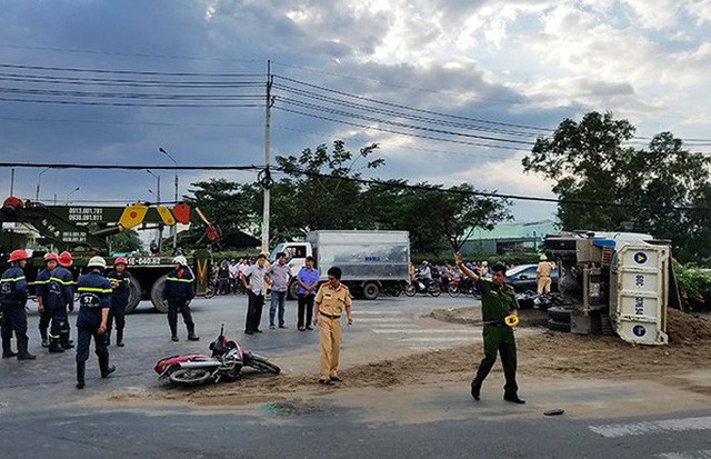 Xe ben lật đè 2 xe máy, 1 người chết, 2 người nguy kịch ở Sài Gòn - Ảnh 1.