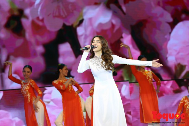Hồ Ngọc Hà diện áo dài trắng tinh khôi hát Vang mãi giai điệu Tổ Quốc 2019 - Ảnh 11.