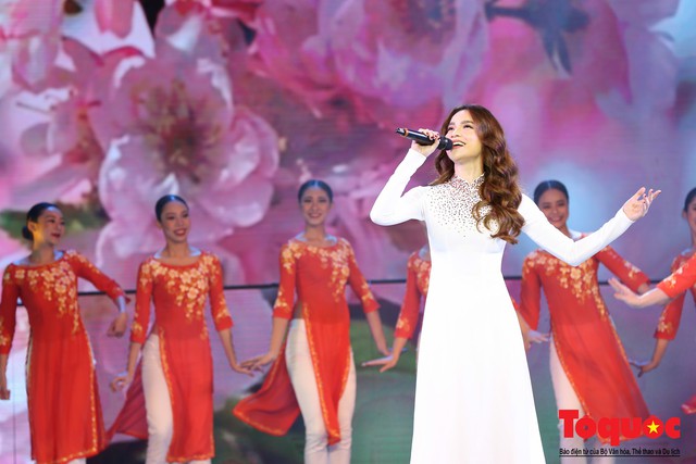 Hồ Ngọc Hà diện áo dài trắng tinh khôi hát Vang mãi giai điệu Tổ Quốc 2019 - Ảnh 13.