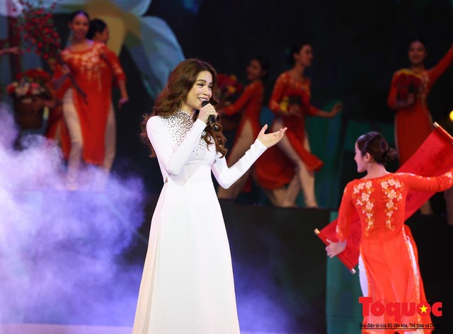 Hồ Ngọc Hà diện áo dài trắng tinh khôi hát Vang mãi giai điệu Tổ Quốc 2019 - Ảnh 14.