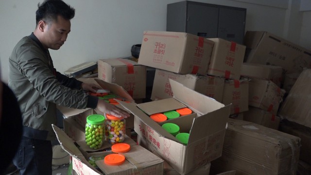 Lào Cai: Thu giữ lô hàng hơn 10.000 gói bim bim và kẹo cao su các loại - Ảnh 2.
