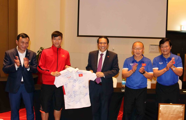 Đại sứ Việt Nam tại UAE thăm và động viên thầy trò HLV Park Hang-seo - Ảnh 2.