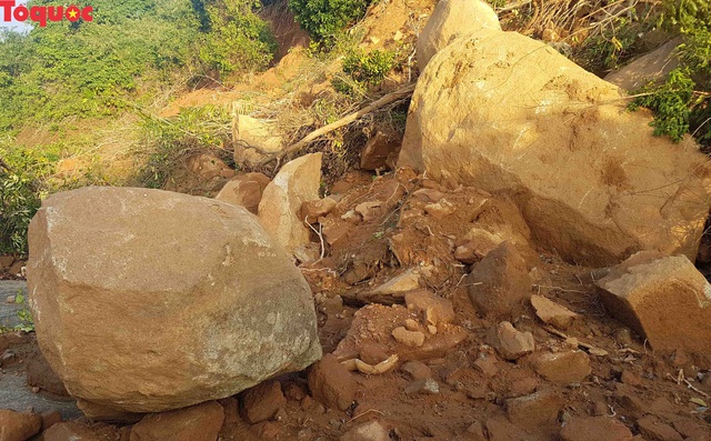 Hình ảnh đất đá sạt lở chắn ngang đường trên bán đảo Sơn Trà - Ảnh 5.