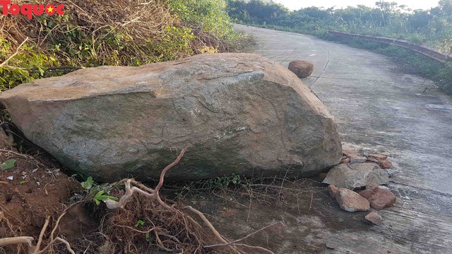 Hình ảnh đất đá sạt lở chắn ngang đường trên bán đảo Sơn Trà - Ảnh 6.