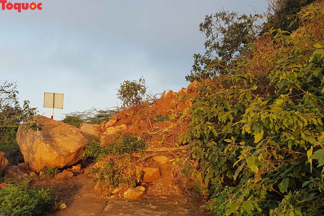 Hình ảnh đất đá sạt lở chắn ngang đường trên bán đảo Sơn Trà - Ảnh 11.