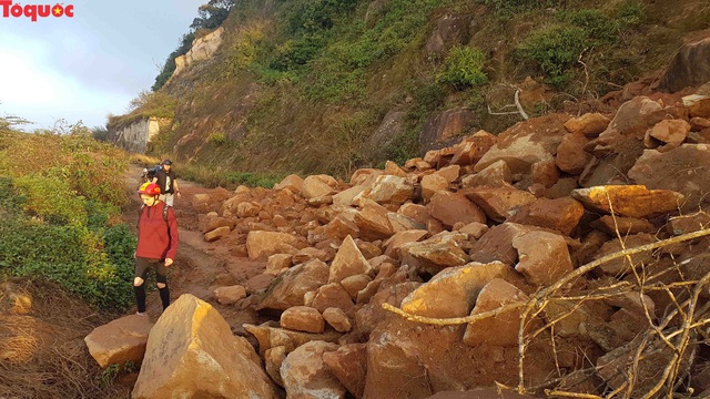 Hình ảnh đất đá sạt lở chắn ngang đường trên bán đảo Sơn Trà - Ảnh 15.
