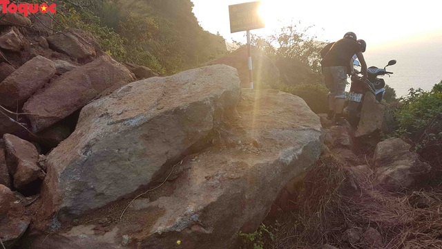 Hình ảnh đất đá sạt lở chắn ngang đường trên bán đảo Sơn Trà - Ảnh 18.