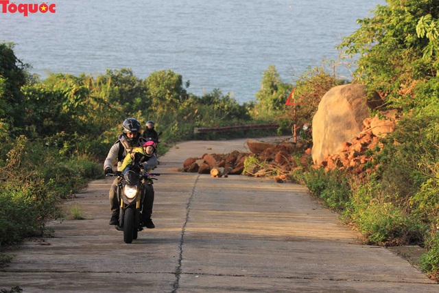 Hình ảnh đất đá sạt lở chắn ngang đường trên bán đảo Sơn Trà - Ảnh 9.