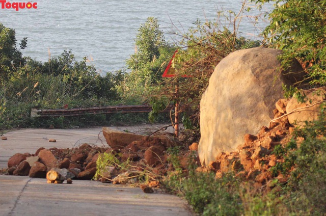 Hình ảnh đất đá sạt lở chắn ngang đường trên bán đảo Sơn Trà - Ảnh 4.