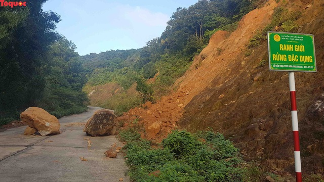 Hình ảnh đất đá sạt lở chắn ngang đường trên bán đảo Sơn Trà - Ảnh 1.