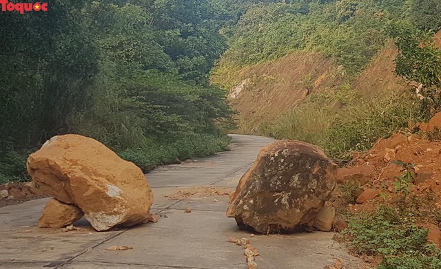 Hình ảnh đất đá sạt lở chắn ngang đường trên bán đảo Sơn Trà - Ảnh 2.