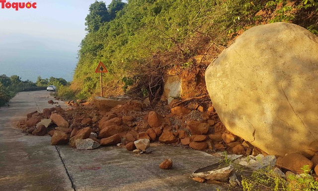 Hình ảnh đất đá sạt lở chắn ngang đường trên bán đảo Sơn Trà - Ảnh 3.
