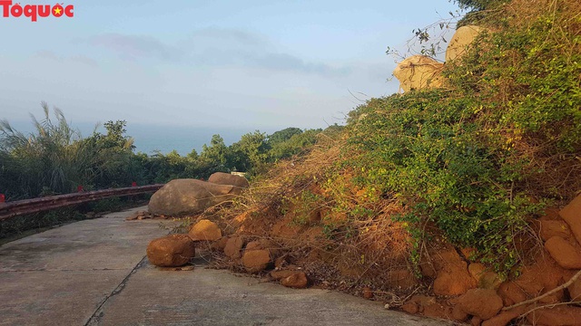 Hình ảnh đất đá sạt lở chắn ngang đường trên bán đảo Sơn Trà - Ảnh 8.