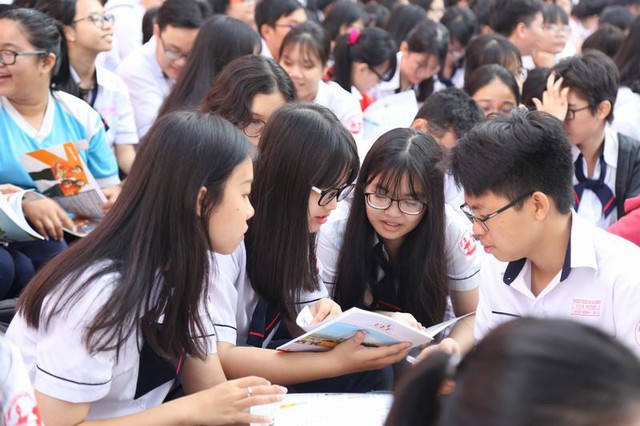 TP. Hồ Chí Minh công bố chỉ tiêu tuyển sinh vào lớp 10 - Ảnh 1.