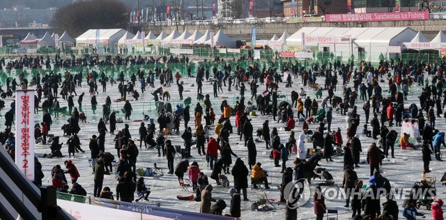 Lễ hội câu cá trên băng ở Hàn Quốc thu hút hàng triệu du khách - Ảnh 1.