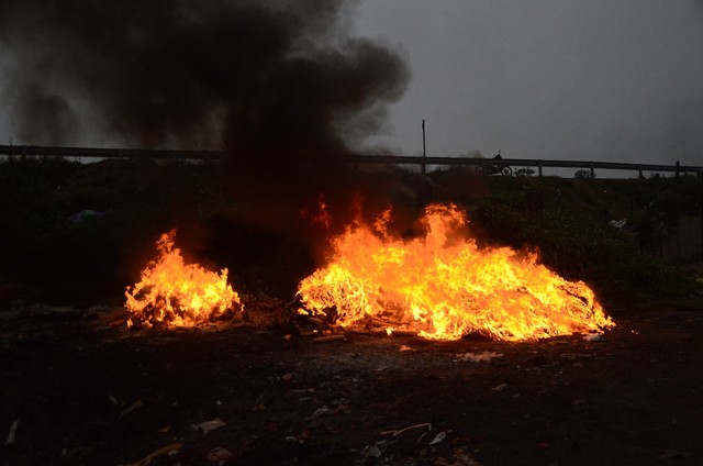 Ninh Hiệp: Ngang nhiên đốt hàng tấn vải vụn bên đường quốc lộ - Ảnh 9.