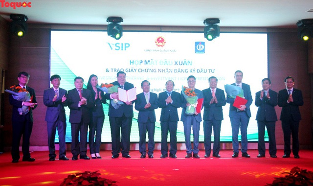 VSIP Quảng Ngãi trao chứng nhận đầu tư mới cho 04 nhà đầu tư với tổng vốn 321 triệu USD - Ảnh 1.