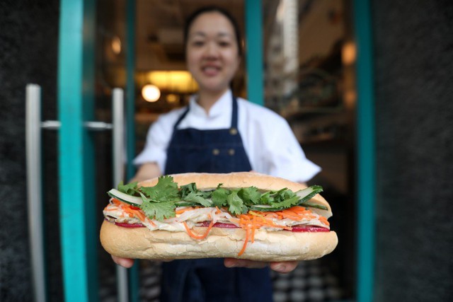 Báo Hongkong: Bánh mì kẹp Việt Nam &quot;bùng nổ&quot; trên thế giới - Ảnh 1.