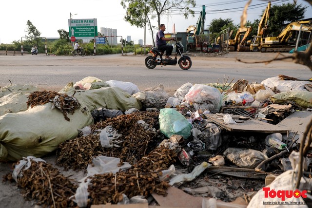 Vấn nạn xả thải trộm tại Hà Đông (Hà Nội): Rác tràn ra cả nửa đường, dân kêu than vì mùi hôi thối nồng nặc - Ảnh 6.